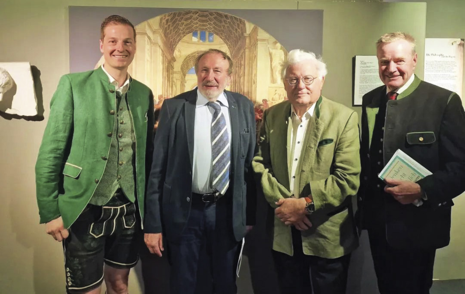 Eröffneten die Museumssaison in Gröbming: Bgm. Thomas Reingruber, die beiden Historiker Kurt Gschwantler und Wilfried Seipel sowie Museumsobmann Alois Guggi. Foto: Museum Gröbming - Das Bild wird blockiert. – Möglicherweise durch einen aktiven Adblocker.