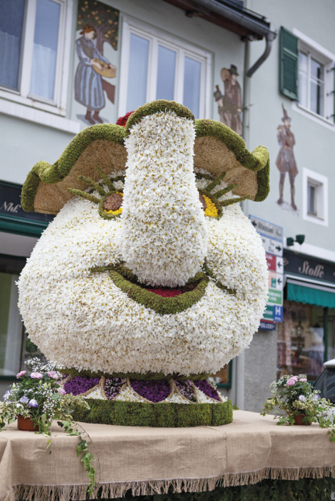Beim Narzissenkorso in Bad Aussee werden die aufwendig gesteckten Figuren den ganzen Tag über präsentiert. Foto: Stefanie Sima Beim Narzissenkorso in Bad Aussee werden die aufwendig gesteckten Figuren den ganzen Tag über präsentiert. Foto: Stefanie Sima