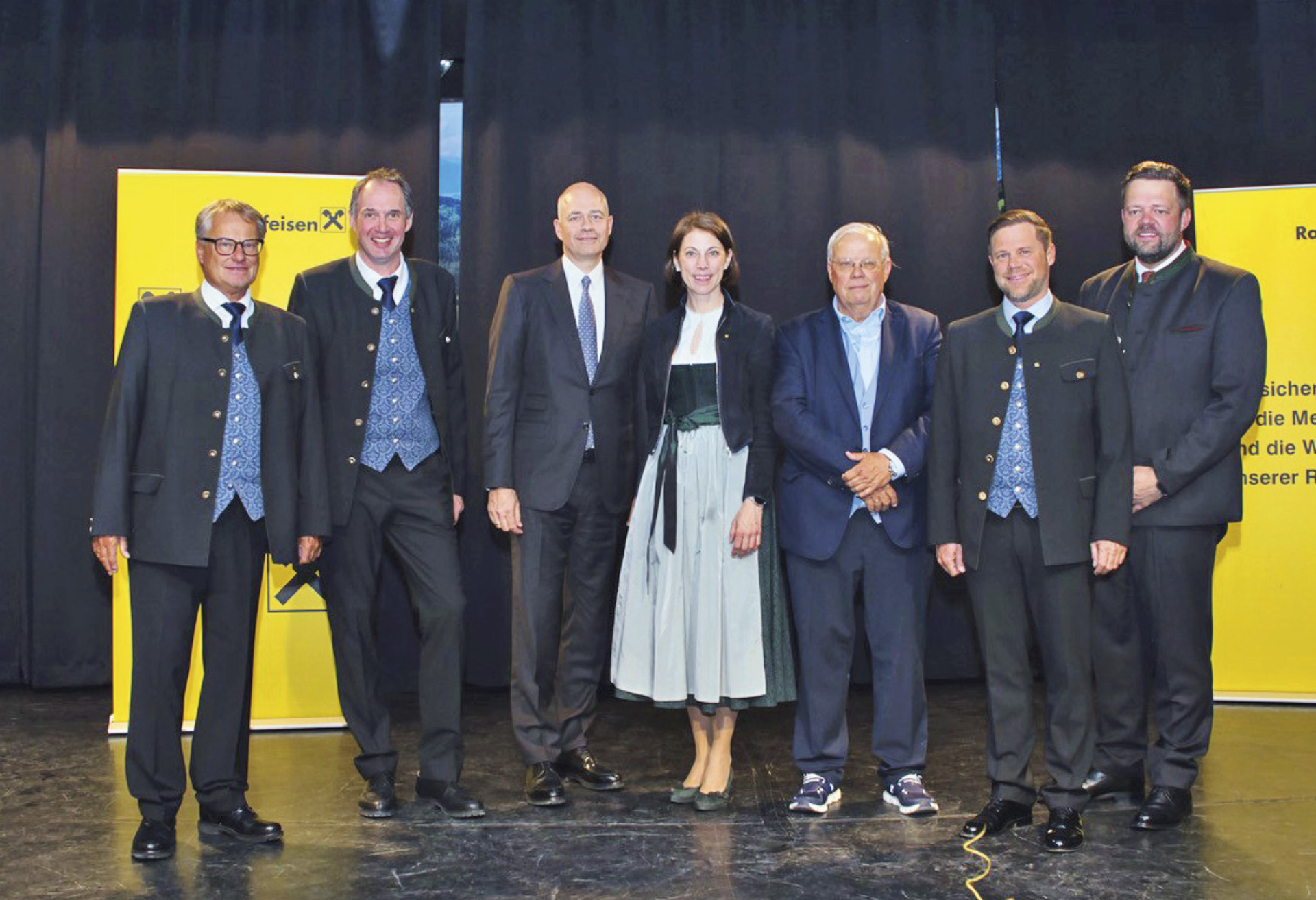 Von links: VDir. Manfred Kirchsteiger, VDir. Karl-Hans Mayr, Vorstand Hannes Mösenbacher, Vorstandsdirektorin Ariane Pfleger, ORF-Auslandskorrespondent Christian Wehrschütz, VDir. Manuel Laiminger, Aufsichtsratsvorsitzender Franz Pichler. Foto: Raiffeisenbank Region Liezen eGen - Das Bild wird blockiert. – Möglicherweise durch einen aktiven Adblocker.