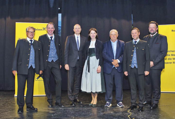Von links: VDir. Manfred Kirchsteiger, VDir. Karl-Hans Mayr, Vorstand Hannes Mösenbacher, Vorstandsdirektorin Ariane Pfleger, ORF-Auslandskorrespondent Christian Wehrschütz, VDir. Manuel Laiminger, Aufsichtsratsvorsitzender Franz Pichler. Foto: Raiffeisenbank Region Liezen eGen