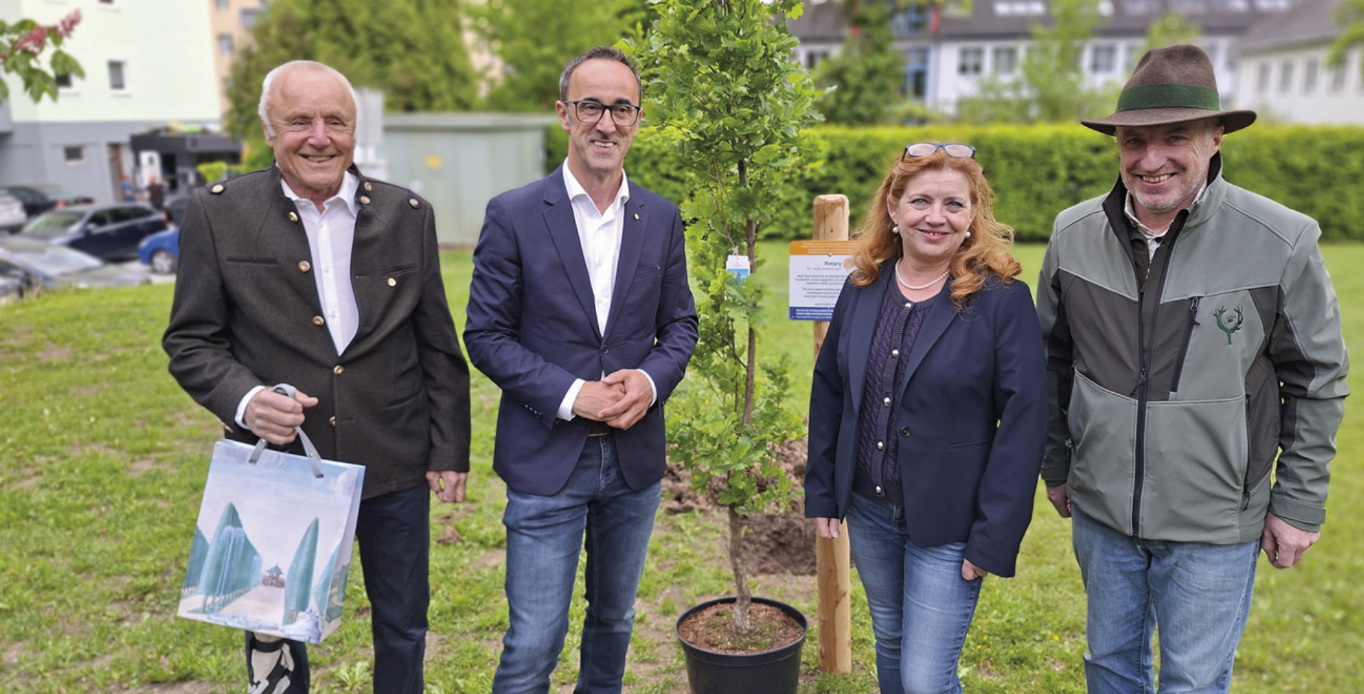 Max Haseneder, RC Schwandorf, Herbert Decker, Präsident RC Liezen-Rottenmann, Bgm. Andrea Heinrich und Georg Rothmann, RC Liezen-Rottenmann (von links). Foto: Rotary - Das Bild wird blockiert. – Möglicherweise durch einen aktiven Adblocker.