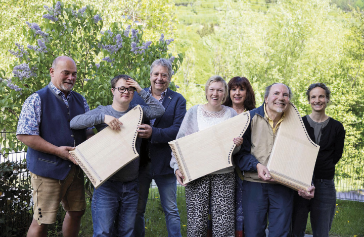 Übergabe der Vee-Harfen: Musikschulleiter Horst Krammer, Raphael Stocker, Fredi Trinker vom Lions Club Schladming, Magdalena Stiegler und Andrea Stieg vom Diakoniewerk im Ennstal, Gerhard Baumann und Musikpädagogin Lisa Hörzer.

Foto: Ness Rubey