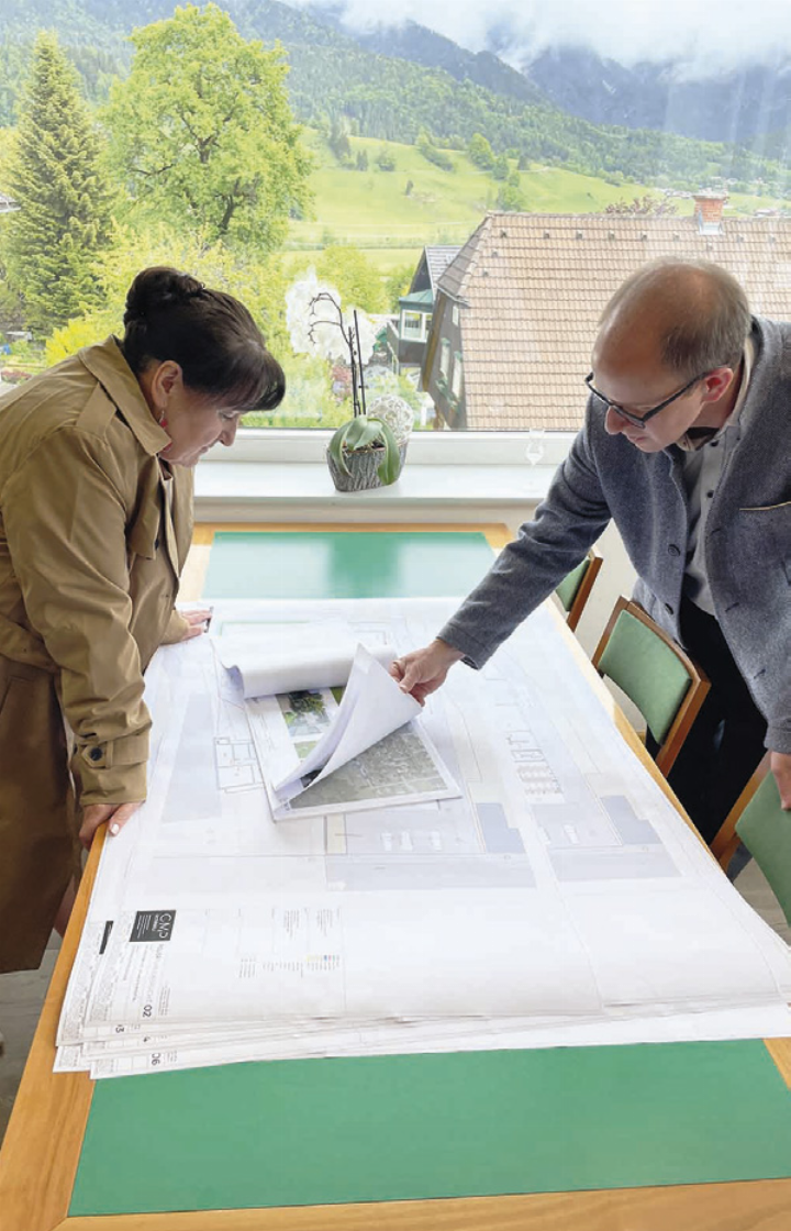 Landeshauptmann-Stellvertreterin Manuela Khom und Bürgermeister Matthias Schwab begutachten die Pläne.

Foto: Land Steiermark