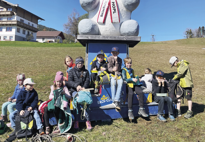 Schülerinnen und Schüler sammelten Müll entlang der Skipiste, zwischendurch gab es eine Stärkung.