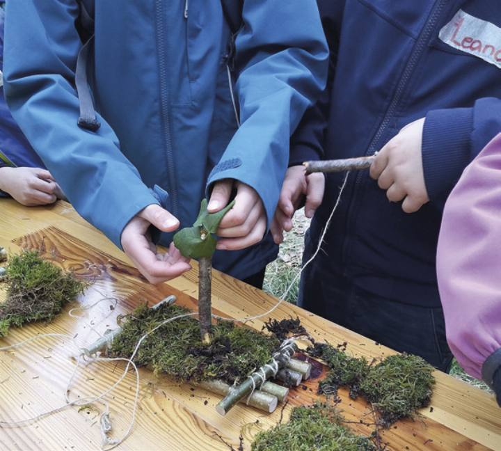 Die Kinder bauten 50 Mini- und zwei große Flöße im Forstmuseum Silvanum.

Foto: Frank