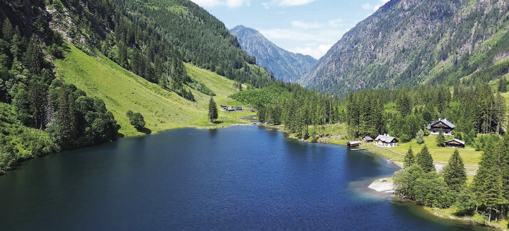 Die Zauneralm liegt in unmittelbarer Nähe der Breitlahnhütte. Von dort aus führen abwechslungsreiche Wanderwege zum idyllischen Schwarzensee.

Foto: Fuchs