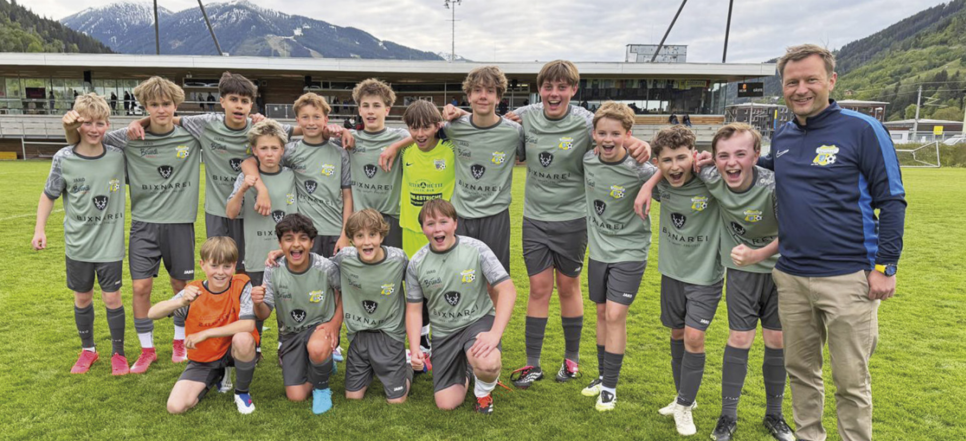Die U14 des FC Schladming mit Trainer Emmerich Seebacher blieb Leader FC Ausseerland mit einem 6:3-Heimsieg gegen die SG Aigen/Irdning auf den Fersen. Foto: FC Schladming - Das Bild wird blockiert. – Möglicherweise durch einen aktiven Adblocker.