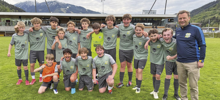 Die U14 des FC Schladming mit Trainer Emmerich Seebacher blieb Leader FC Ausseerland mit einem 6:3-Heimsieg gegen die SG Aigen/Irdning auf den Fersen. Foto: FC Schladming