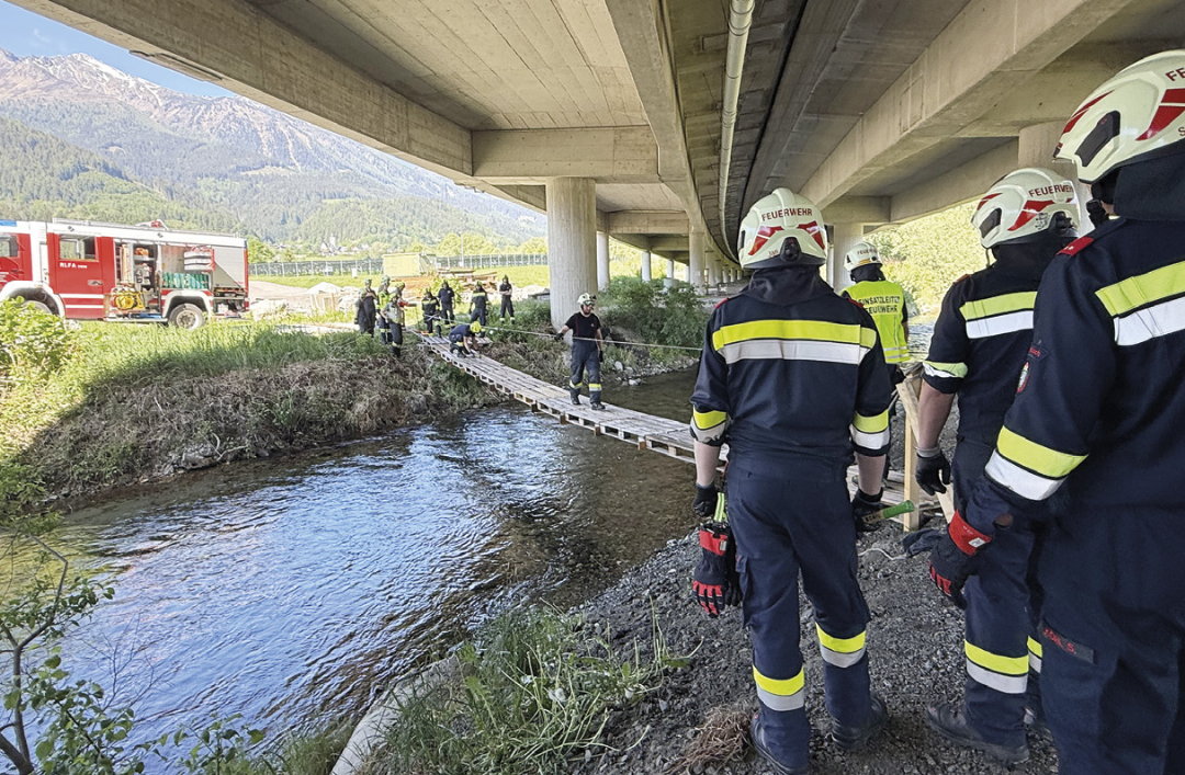 Mit Greifzügen, Seilen und Europaletten errichteten die Feuerwehrkräfte eine behelfsmäßige Fußgängerbrücke über den Triebenbach. Mit Greifzügen, Seilen und Europaletten errichteten die Feuerwehrkräfte eine behelfsmäßige Fußgängerbrücke über den Triebenbach.