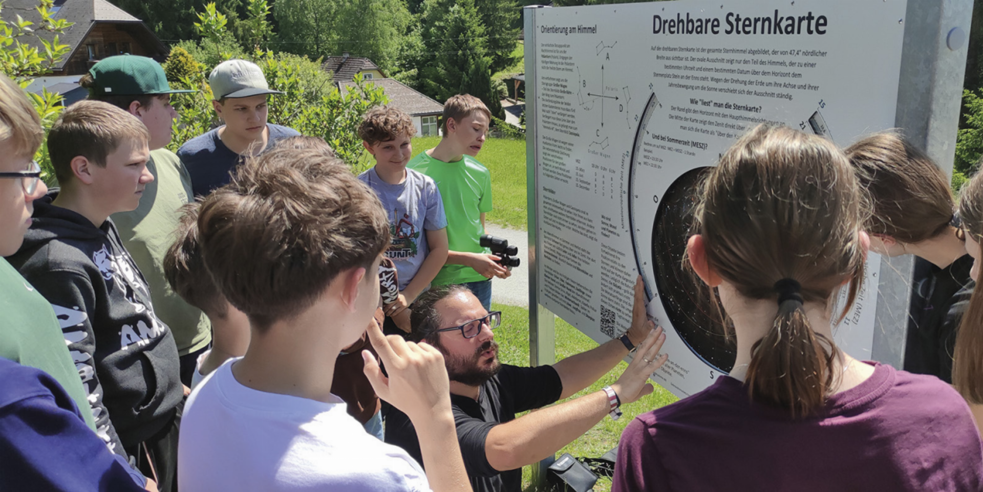Astrophysiker Stefan Wallner erklärte den Nachthimmel anhand einer Sternenkarte. Foto: Naturpark Sölktäler - Das Bild wird blockiert. – Möglicherweise durch einen aktiven Adblocker.