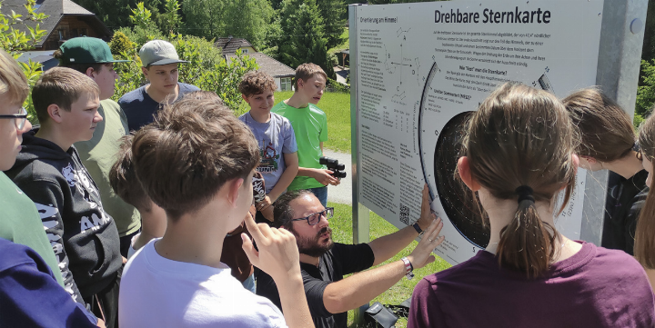 Astrophysiker Stefan Wallner erklärte den Nachthimmel anhand einer Sternenkarte. Foto: Naturpark Sölktäler