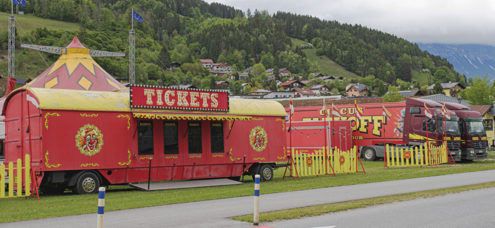Zelte, Gehege, Wohnwägen und Lastautos – der Circus Althoff hat sein Lager auf der Festwiese in Gröbming aufgeschlagen. - Das Bild wird blockiert. – Möglicherweise durch einen aktiven Adblocker.