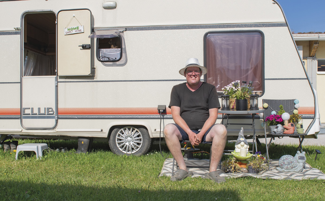 Christoph Drexler hat sein Leben dem Zirkus verschrieben. Beinahe das ganze Jahr über tourt er mit dem Tross quer durch Österreich. Die Pflanzen vor seinem Wohnwagen sind ein Hinweis auf sein früheres Leben als Gärtner. Fotos: Ennstaler Christoph Drexler hat sein Leben dem Zirkus verschrieben. Beinahe das ganze Jahr über tourt er mit dem Tross quer durch Österreich. Die Pflanzen vor seinem Wohnwagen sind ein Hinweis auf sein früheres Leben als Gärtner. Fotos: Ennstaler