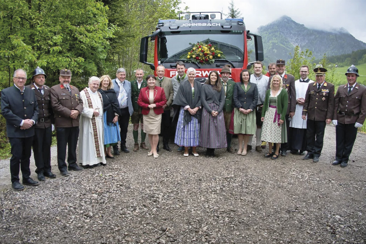 Zahlreiche Ehrengäste feierten mit der FF Johnsbach die Segnung des neuen Einsatzfahrzeugs.