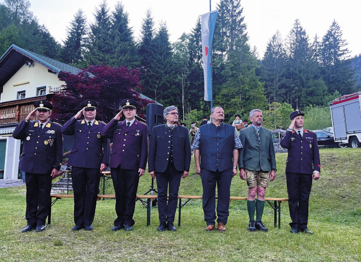 Ehrengäste begingen mit der Freiwilligen Feuerwehr Lengdorf das Bestandsjubiläum. Foto: Rudolf Melzer