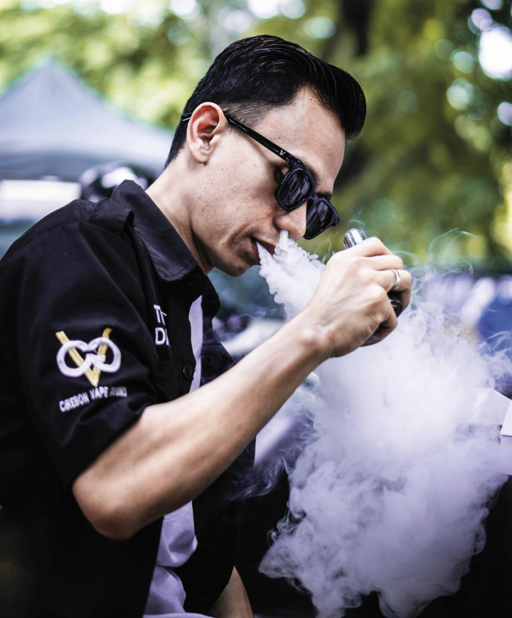 Ein sogenannter Vaporizer bringt eine Flüssigkeit zum Verdampfen. Im Gegensatz zum Rauchen einer herkömmlichen Zigarette findet kein Verbrennungsprozess statt. Foto: Pexels Ein sogenannter Vaporizer bringt eine Flüssigkeit zum Verdampfen. Im Gegensatz zum Rauchen einer herkömmlichen Zigarette findet kein Verbrennungsprozess statt. Foto: Pexels
