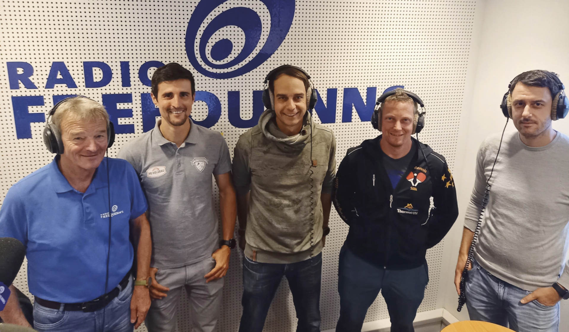 Sportstammtsich im Radio (von links): Moderator Hubert Pleninger, Manuel Gamsjäger, Gernot Pinkl, Markus Aichholzer, Matthäus Stücklschweiger.

Foto: o.K. - Das Bild wird blockiert. – Möglicherweise durch einen aktiven Adblocker.