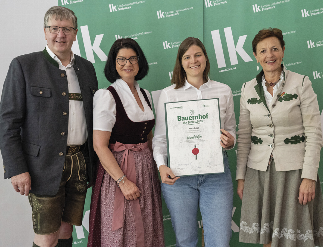 Anna Pribil (Mitte) mit LK-Präsident Andreas Steinegger, Landesbäuerin Ursula Reiter und Vizepräsidentin Maria Pein. Foto: LK Steiermark/Danner Anna Pribil (Mitte) mit LK-Präsident Andreas Steinegger, Landesbäuerin Ursula Reiter und Vizepräsidentin Maria Pein. Foto: LK Steiermark/Danner