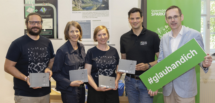 Sternenlicht & Wir: Astrophysiker und Autor Stefan Wallner, Gabriele Trinker, GF Naturpark Sölktäler, Grafikerin Miriam Kohlhofer, Landesrat Hannes Amesbauer und Oliver Kröpfl, Vorstandsmitglied Steiermärkische Sparkasse (von li.) bei der Buchpräsentation. Foto: Martin Huber