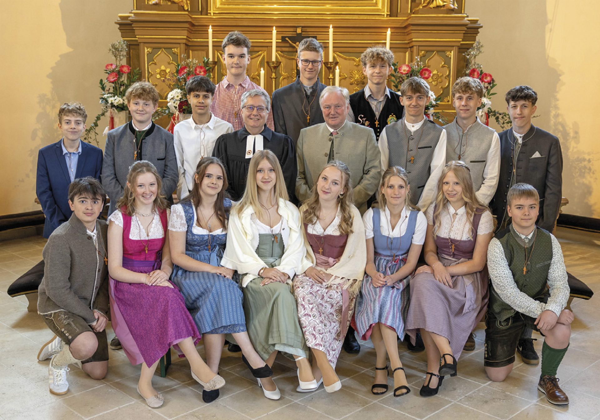 Sitzend (v.l.): David Höflinger, Julia Mitteregger, Marie Christin Trinker, Lea Steiner, Hanna Perhab, Mia Kielmann, Stefanie Gruber, Manuel Mayerhofer.
Stehend (v.l.): Artur Kelemen, Silas Moosbrugger, Aron Milka, Pfarrer André Manke, Kurator Markus Gerharter, Peter Knaus, Ben Gruber, Jonas Neuwirth; hinten (v.l.): Lukas Stangl, Ben Stimec, Robin Pfandl.

Foto: Siederei - Das Bild wird blockiert. – Möglicherweise durch einen aktiven Adblocker.