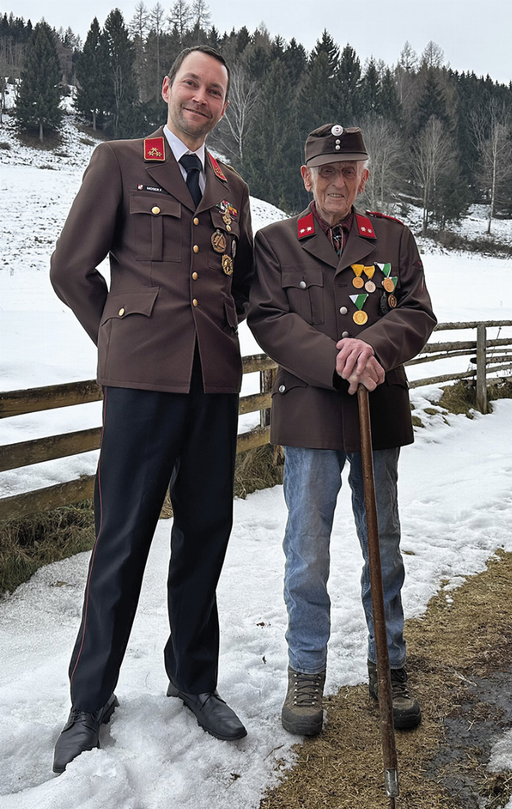 HBI Ferdinand Moser mit dem dienstältesten Feuerwehrmann des Bezirkes, Ferdinand Fischbacher. Foto: FF Stein an der Enns
