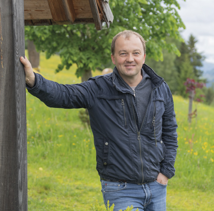 Walter Greimeister betreibt einen Bergbauernhof in Niederöblarn, ist Komponist und Lehrer. Kommende Woche präsentiert er sein musikalisches Kinderbuch „Auch Schutzengel brauchen Freunde“. Foto: Ennstaler