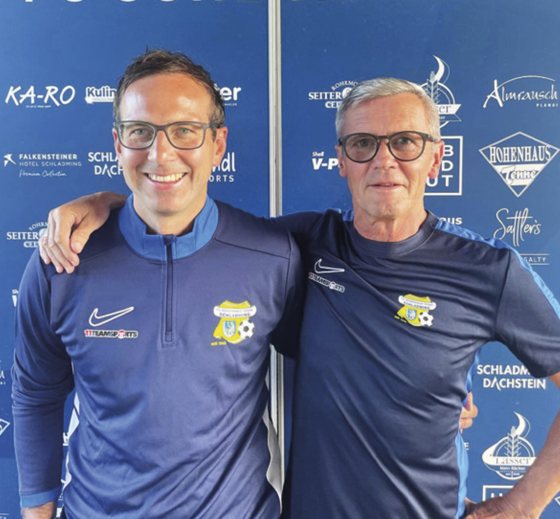 Das Schladminger Trainerteam Michael Aigner und Raimund Kopf durfte mit seiner Mannschaft trotz der Niederlage gegen die Hartberg-Amateure über den Klassenerhalt jubeln. Foto: FCS - Das Bild wird blockiert. – Möglicherweise durch einen aktiven Adblocker.