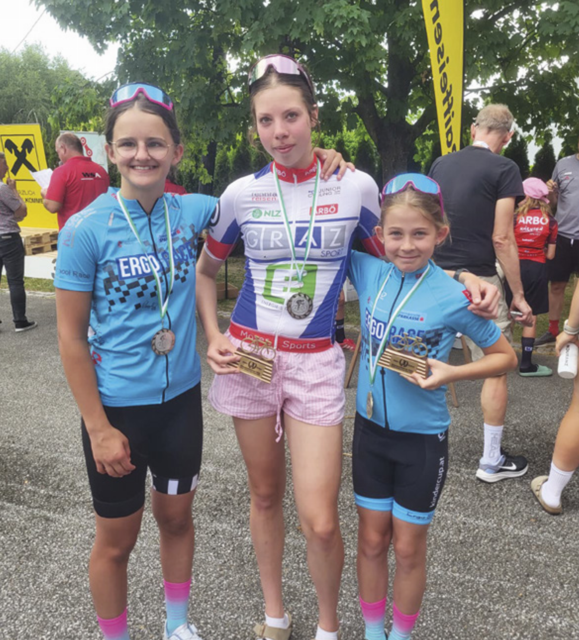 Erfolgreicher Radsportnachwuchs: Frieda Zeiringer, Mira Fritz und Hanna Selinger (v.li.).

Foto: Zeiringer - Das Bild wird blockiert. – Möglicherweise durch einen aktiven Adblocker.