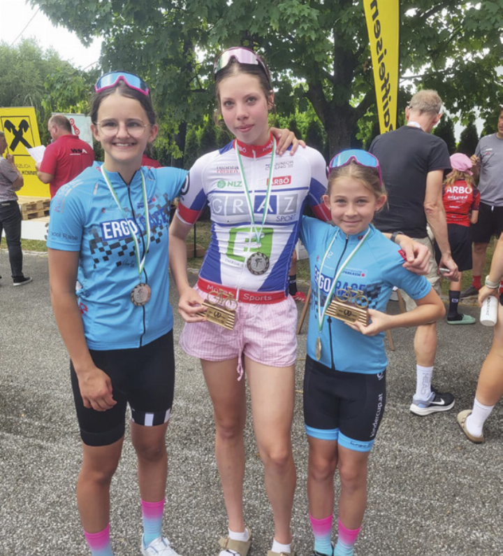 Erfolgreicher Radsportnachwuchs: Frieda Zeiringer, Mira Fritz und Hanna Selinger (v.li.).

Foto: Zeiringer