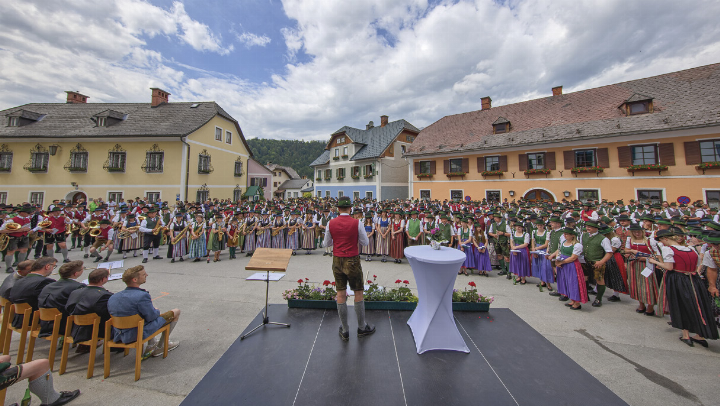18 Kapellen formierten sich am Öblarner Hauptplatz. Foto: o.K.