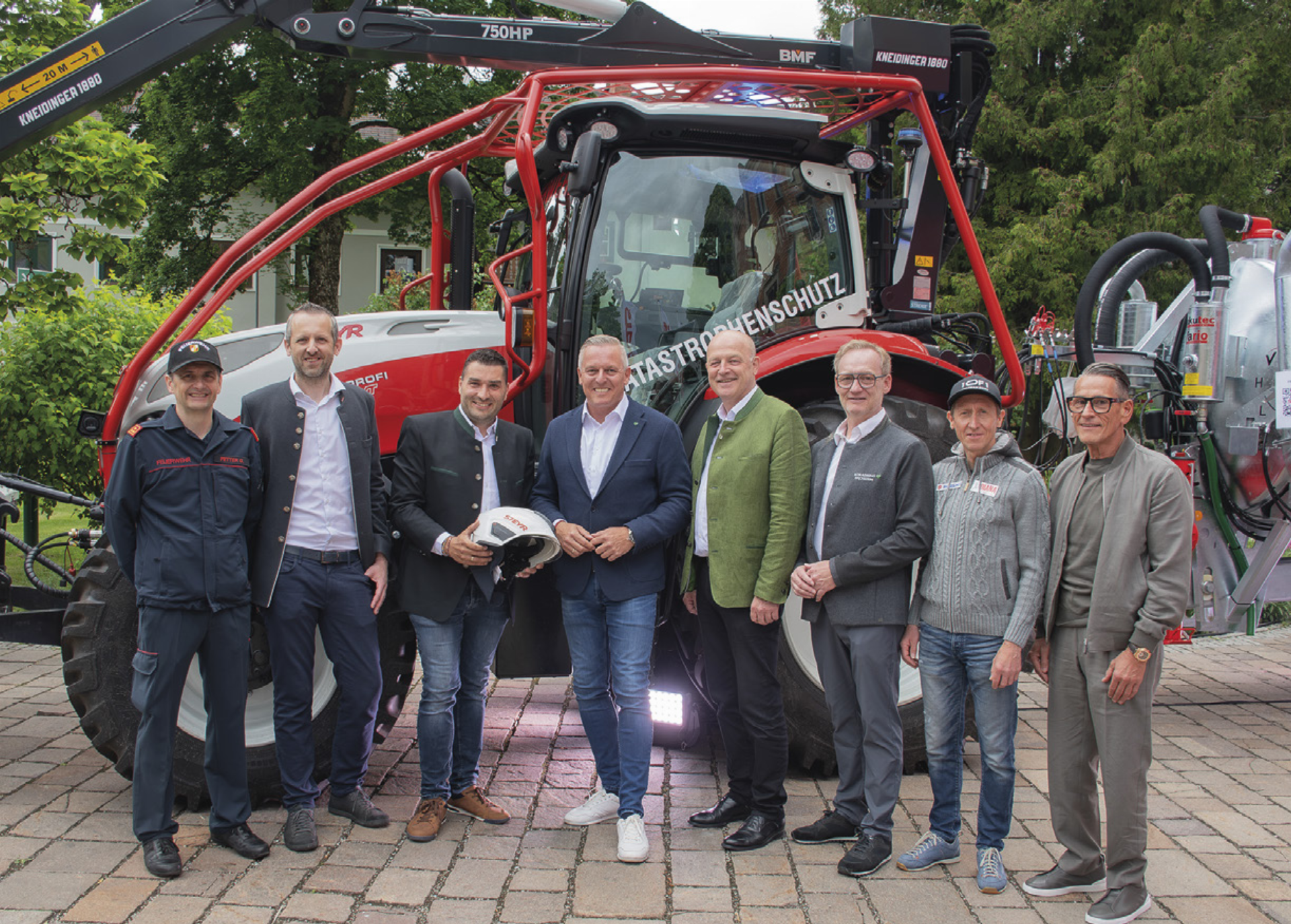 Von links: HBI Gerald Petter, Christoph Steinmassl und Florian Kirchhamer (Steyr), LH Mario Kunasek, Bgm. Hermann Trinker, Andreas Keinprecht (Tourismusregion Schladming-Dachstein), Ausdauersportler Christian Hoffmann und Veranstalter Klaus Leutgeb vor einem Floriani-Traktor. Foto: Ennstaler - Das Bild wird blockiert. – Möglicherweise durch einen aktiven Adblocker.
