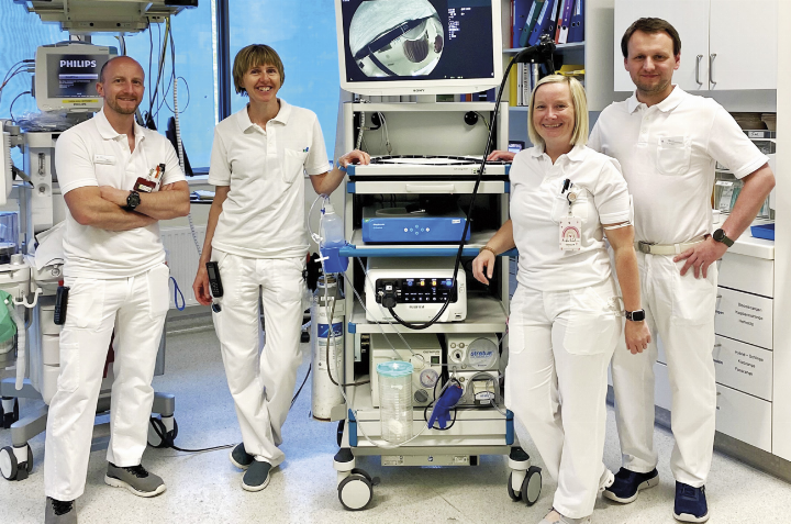 Das Team der Endoskopie der Klinik Diakonissen Schladming: DGKP Andreas Sams, OA Dr. Christine Krisch, DGKP Sabrina Tupi und OA Dr. Johannes Pohlhammer. Foto: Klinik Diakonissen Schladming