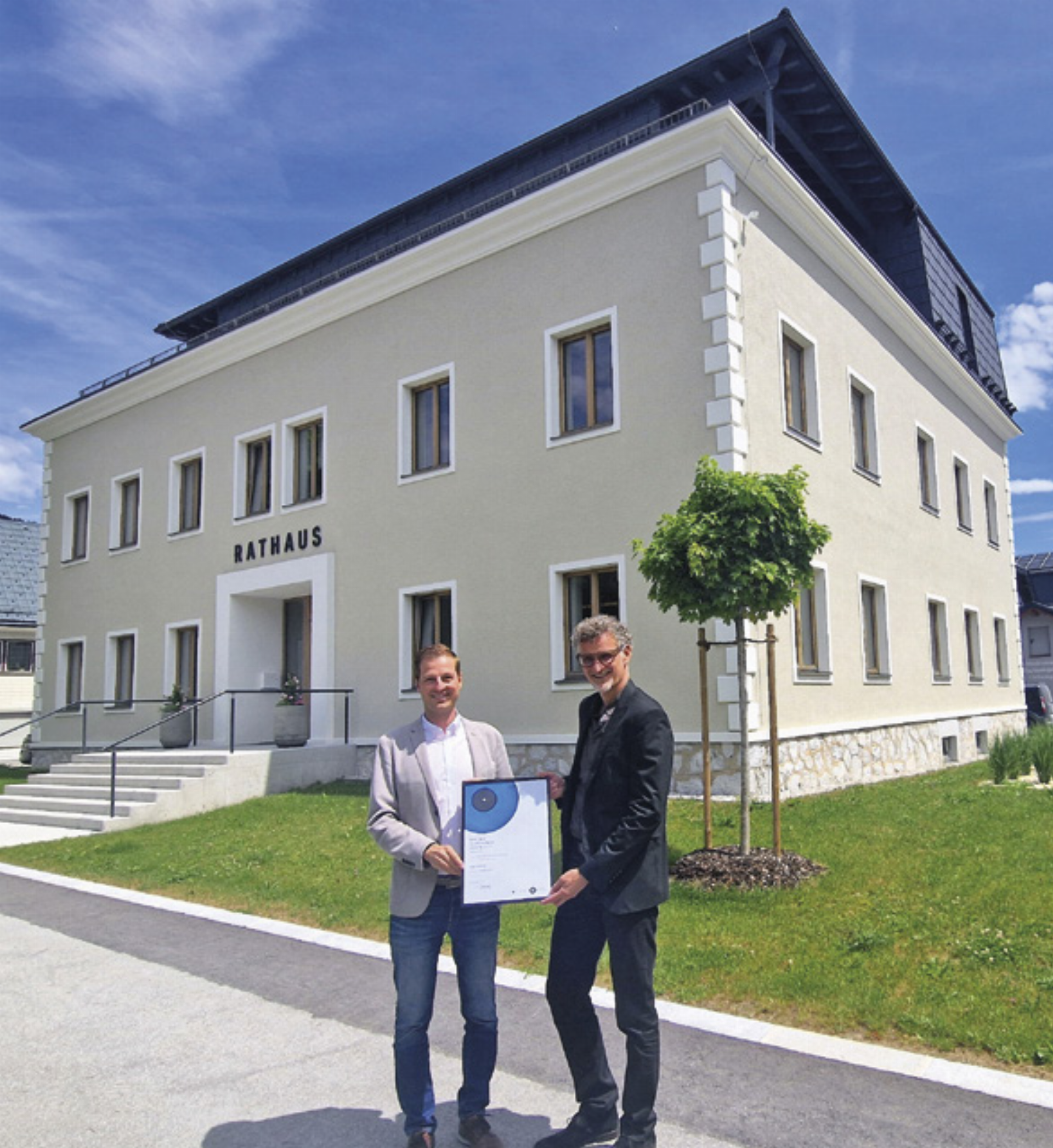 Bgm. Thomas Reingruber und Architekt Gerhard Krainer freuen sich über die besondere Auszeichnung.

Foto: Marktgemeinde Gröbming - Das Bild wird blockiert. – Möglicherweise durch einen aktiven Adblocker.