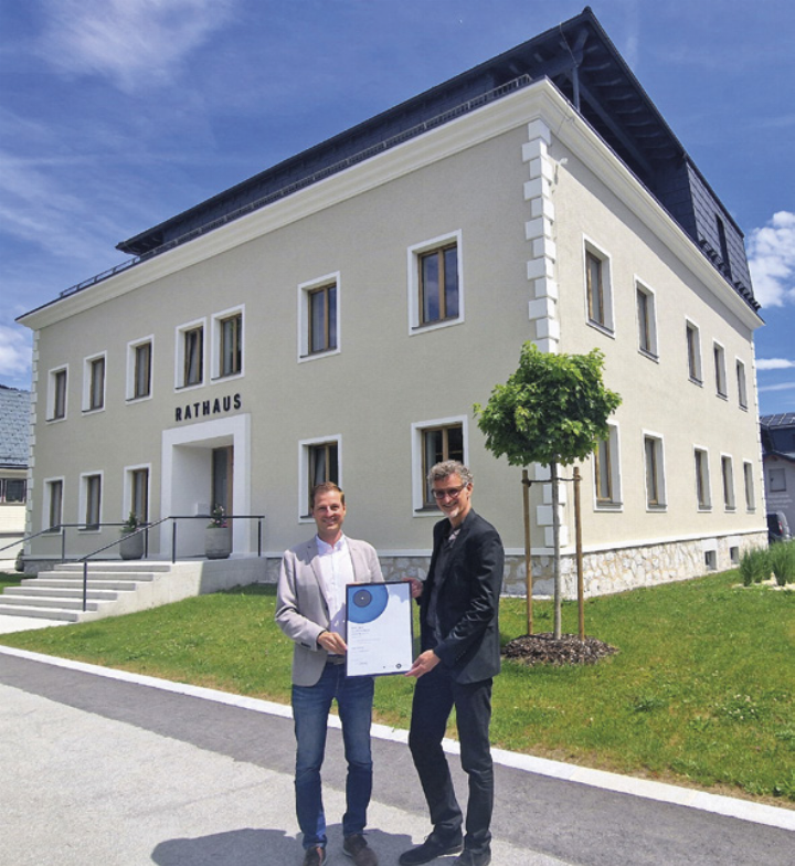 Bgm. Thomas Reingruber und Architekt Gerhard Krainer freuen sich über die besondere Auszeichnung.

Foto: Marktgemeinde Gröbming