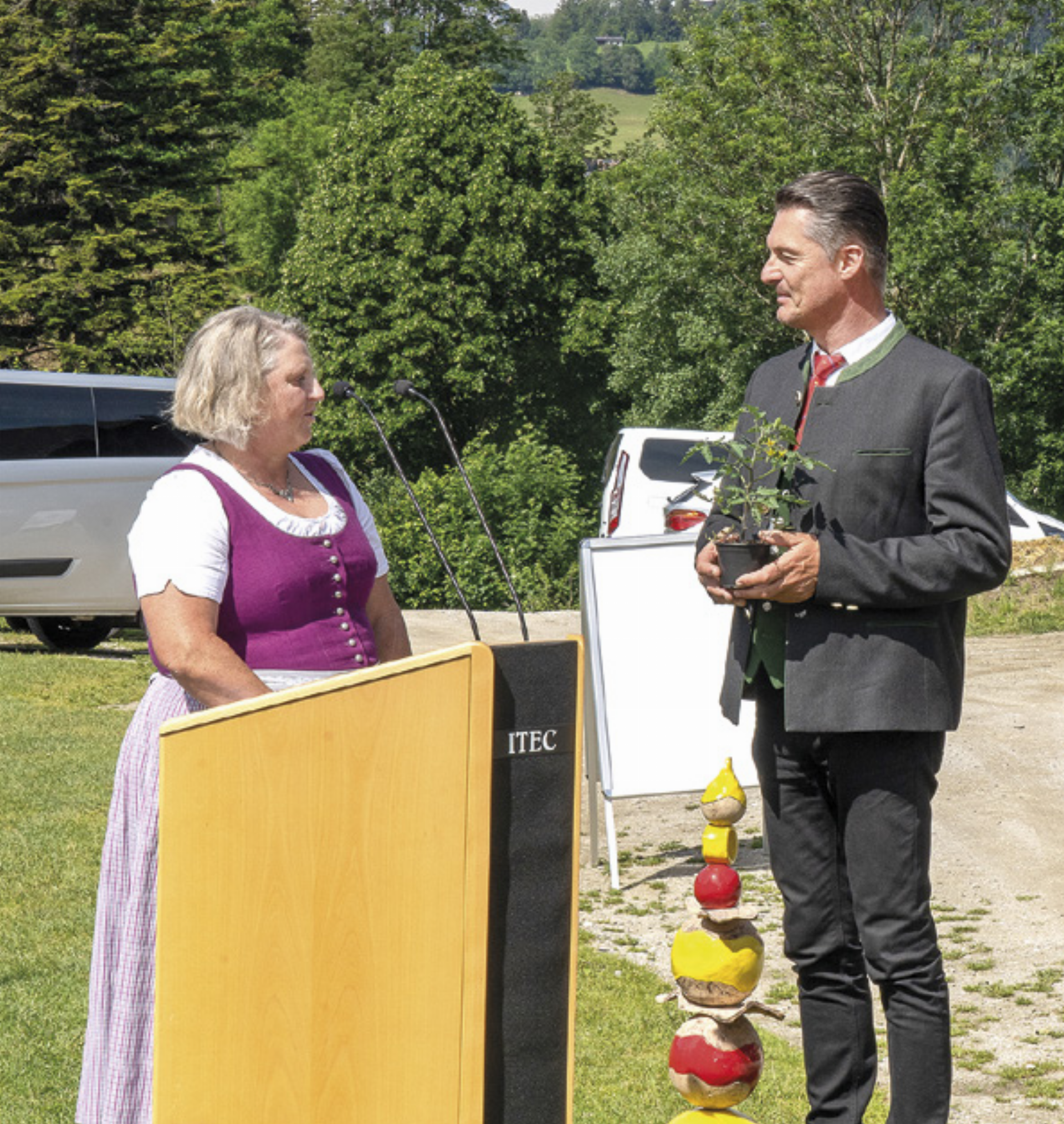 Birgit Eker (Lebenshilfe Ennstal) überreichte mit der Gumpensteiner Perle eine eigens gezüchtete Tomatensorte an Johann Gasteiner, Direktor der HBLFA Raumberg-Gumpenstein. Foto: Schindlbacher/HBLFA - Das Bild wird blockiert. – Möglicherweise durch einen aktiven Adblocker.