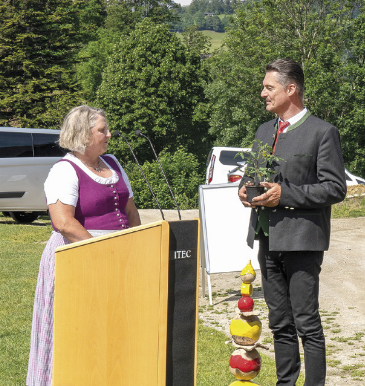Birgit Eker (Lebenshilfe Ennstal) überreichte mit der Gumpensteiner Perle eine eigens gezüchtete Tomatensorte an Johann Gasteiner, Direktor der HBLFA Raumberg-Gumpenstein. Foto: Schindlbacher/HBLFA