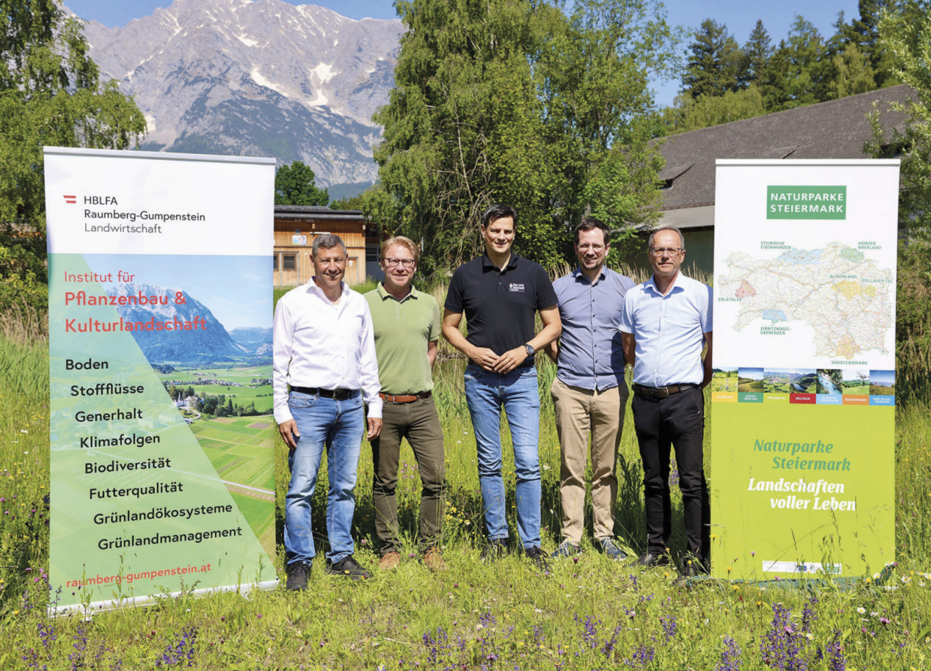 Wilhelm Graiss (HBLFA Raumberg-Gumpenstein), Matthias Rode (GF Naturparke Steiermark), Naturschutzlandesrat Hannes Amesbauer, Oliver Gulas-Wöhri (Natur- und Geopark Steirische Eisenwurzen) und Andreas Steinwidder (HBLFA Raumberg-Gumpenstein). Foto: Naturparke Steiermark - Das Bild wird blockiert. – Möglicherweise durch einen aktiven Adblocker.