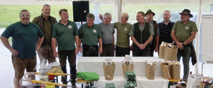 Bezirksobmann Bernhard Frosch (li.) mit den besten Schützen. Foto: Fuchs