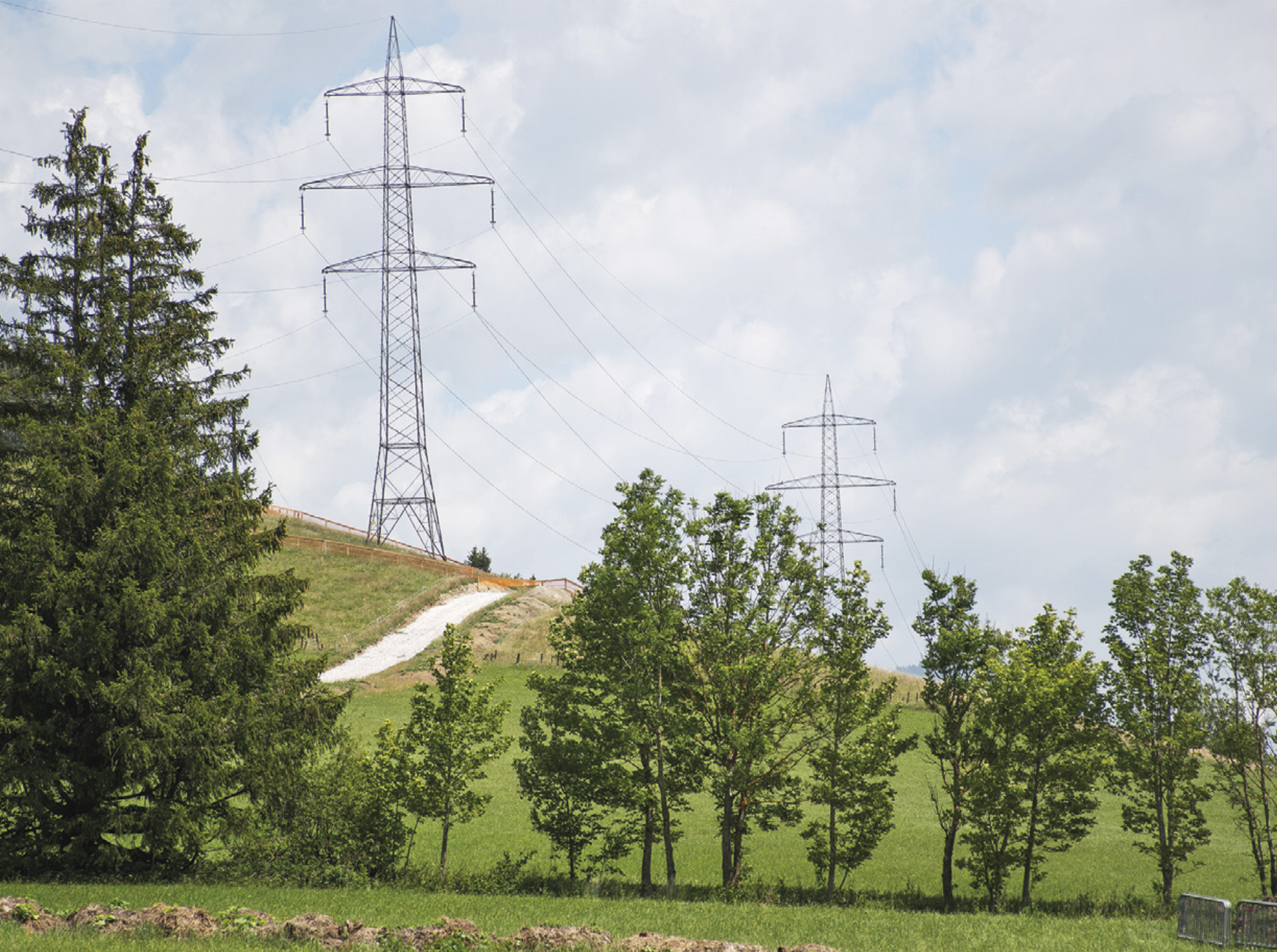 Die ersten Baustraßen zu den Masten sind bereits errichtet, am 20. Juli wird die Leitung vom Netz genommen. Bis Mitte 2028 werden sämtliche Teile – vom Fundament bis zum Isolator – getauscht. Foto: Ennstaler