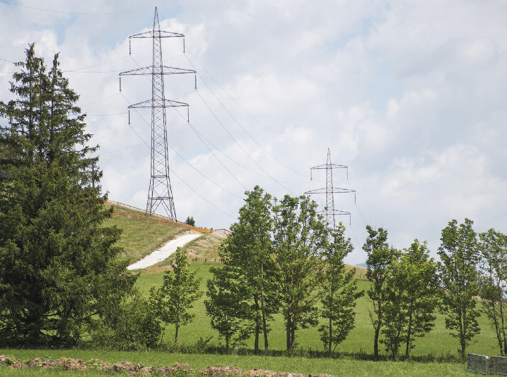 Die ersten Baustraßen zu den Masten sind bereits errichtet, am 20. Juli wird die Leitung vom Netz genommen. Bis Mitte 2028 werden sämtliche Teile – vom Fundament bis zum Isolator – getauscht. Foto: Ennstaler Die ersten Baustraßen zu den Masten sind bereits errichtet, am 20. Juli wird die Leitung vom Netz genommen. Bis Mitte 2028 werden sämtliche Teile – vom Fundament bis zum Isolator – getauscht. Foto: Ennstaler
