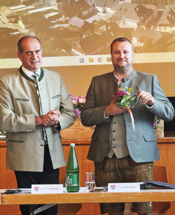 Der scheidende Bürgermeister Herbert Gugganig übergab seinem Nachfolger Christoph Zeiringer ein Hufeisen als Glücksbringer. © Tritscher Der scheidende Bürgermeister Herbert Gugganig übergab seinem Nachfolger Christoph Zeiringer ein Hufeisen als Glücksbringer. © Tritscher