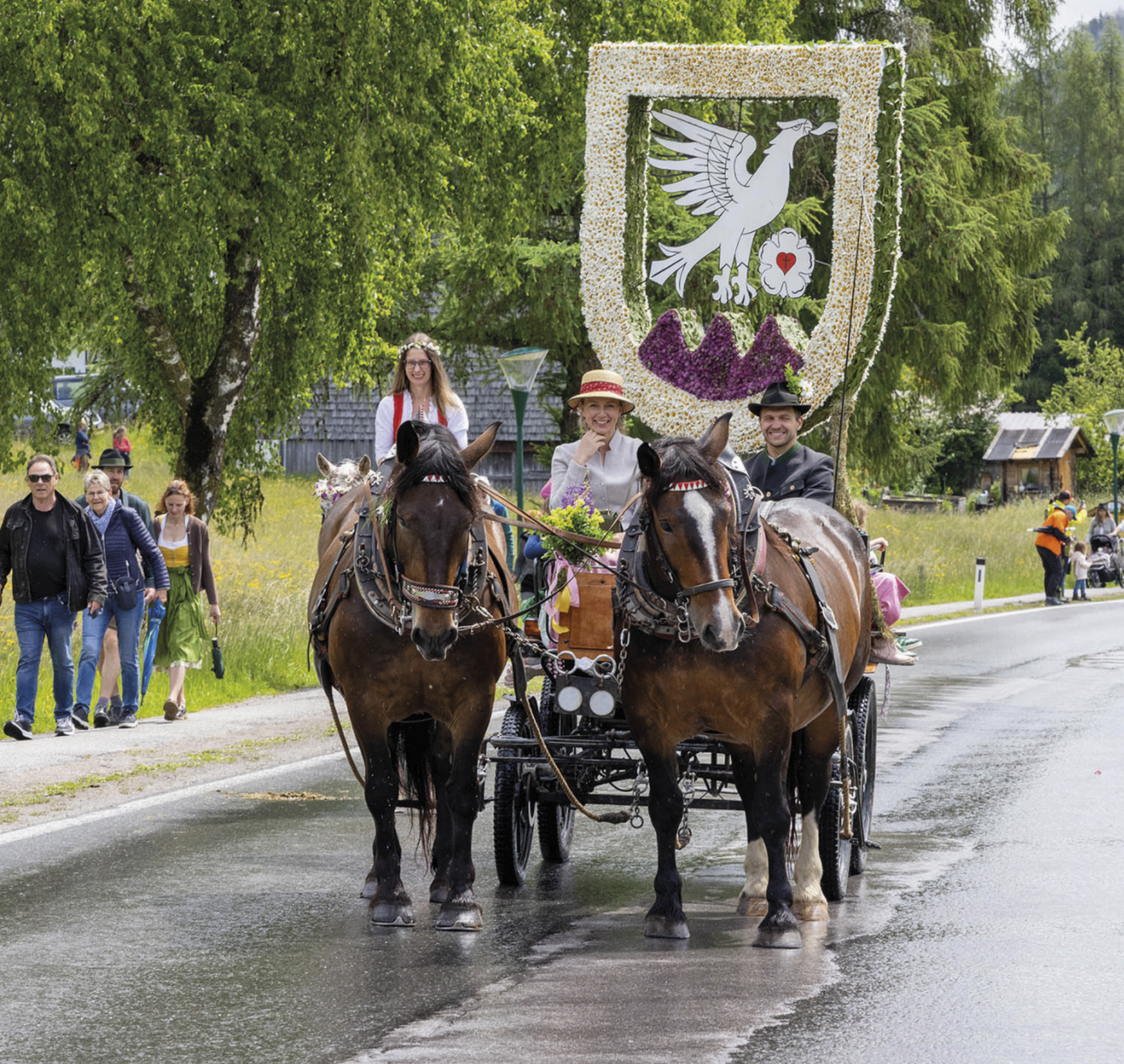Mehr als 200 Pferde verschiedener Rassen zogen beim Frühlingsfest durch Ramsau. Foto: Michael Simonlehner - Das Bild wird blockiert. – Möglicherweise durch einen aktiven Adblocker.