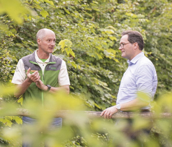 Nationalpark-Direktor Herbert Wölger mit Bundesminister Norbert Totschnig (re.) im Besucherzentrum Weidendom. 
Foto: © Hollinger
