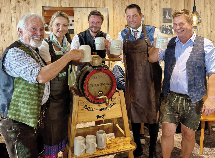 Von links: ÖAV-Urgestein Toni Streicher, LAbg. Eva-Maria Kroismayr-Baier, Pächter Mathias Schütter, ÖAV-Obmann Thomas Kaserer und Pächter Andreas Weichsler beim Bieranstich. 
Foto: ÖAV