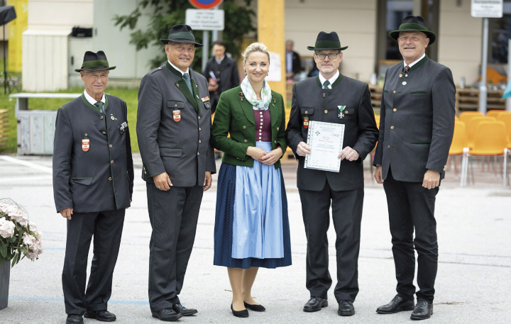 Obmann-Stv. Wolfgang Pitzer, ÖKB-Präsident Rudolf Behr, LAbg. Eva-Maria Kroismayr-Baier, Obmann-Stv. Andreas Trummer und Bgm. Hermann Trinker (von links). Foto: Tim Hofmann
