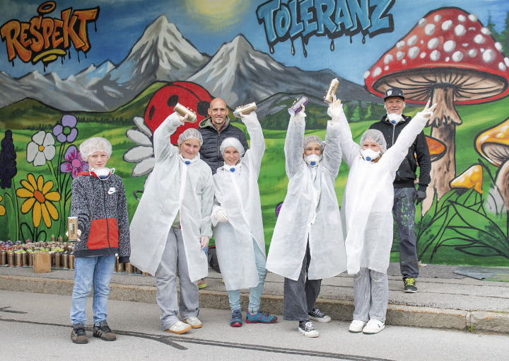 Klassenvorstand Marvin Weinberger (Mitte hinten) und Künstler André Zechmann (rechts) mit den Kindern der 2. Klasse. 
Foto: Ennstaler
