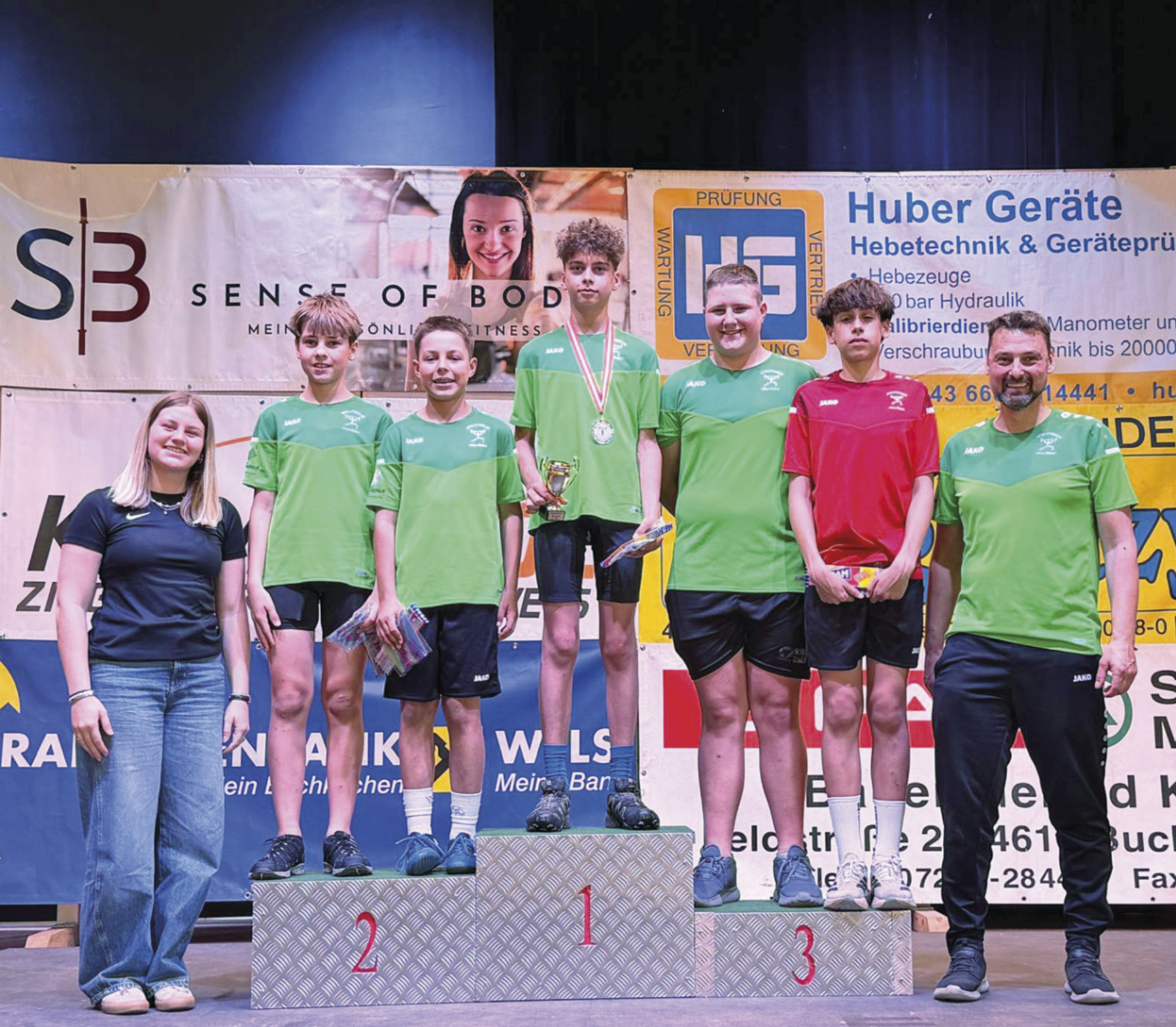Sophia Stieg mit Jakob Grundner, Simon Buchmann, Marius Kröll, Philip Grundner, Jonas Atzlinger und Thomas Grundner (von links) bei den Schülermeisterschaften. - Das Bild wird blockiert. – Möglicherweise durch einen aktiven Adblocker.