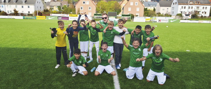 Die U13 des SC Liezen mit Trainer Marc Hollinger sicherte sich in einem spannenden Spiel mit mit einem 6:5-Sieg gegen Admont/Hall den Meistertitel in der U13 B. Foto: SC