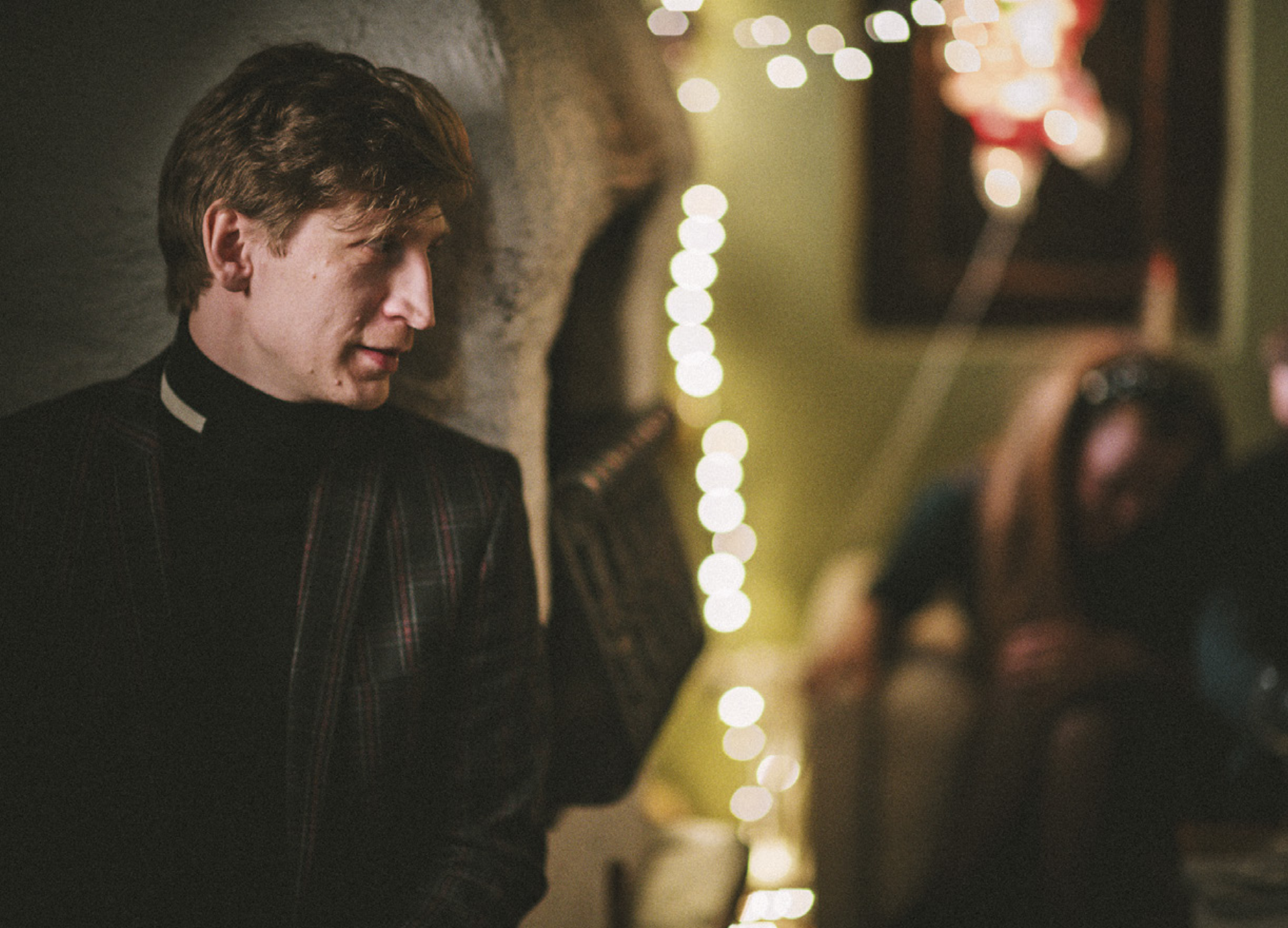 Lukas Walcher spielt im neuen Stipsits-Film einen nervösen Schlagerstar-Manager. Mit dem Drama „Erinnerung eines Waldes“ ist Walcher als bester Schauspieler beim Filmfest München nominiert. Foto: Christoph Huber