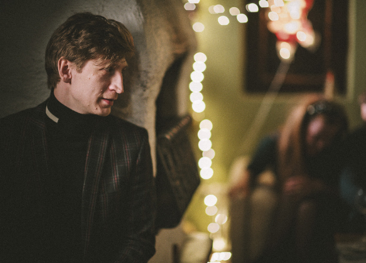Lukas Walcher spielt im neuen Stipsits-Film einen nervösen Schlagerstar-Manager. Mit dem Drama „Erinnerung eines Waldes“ ist Walcher als bester Schauspieler beim Filmfest München nominiert. Foto: Christoph Huber